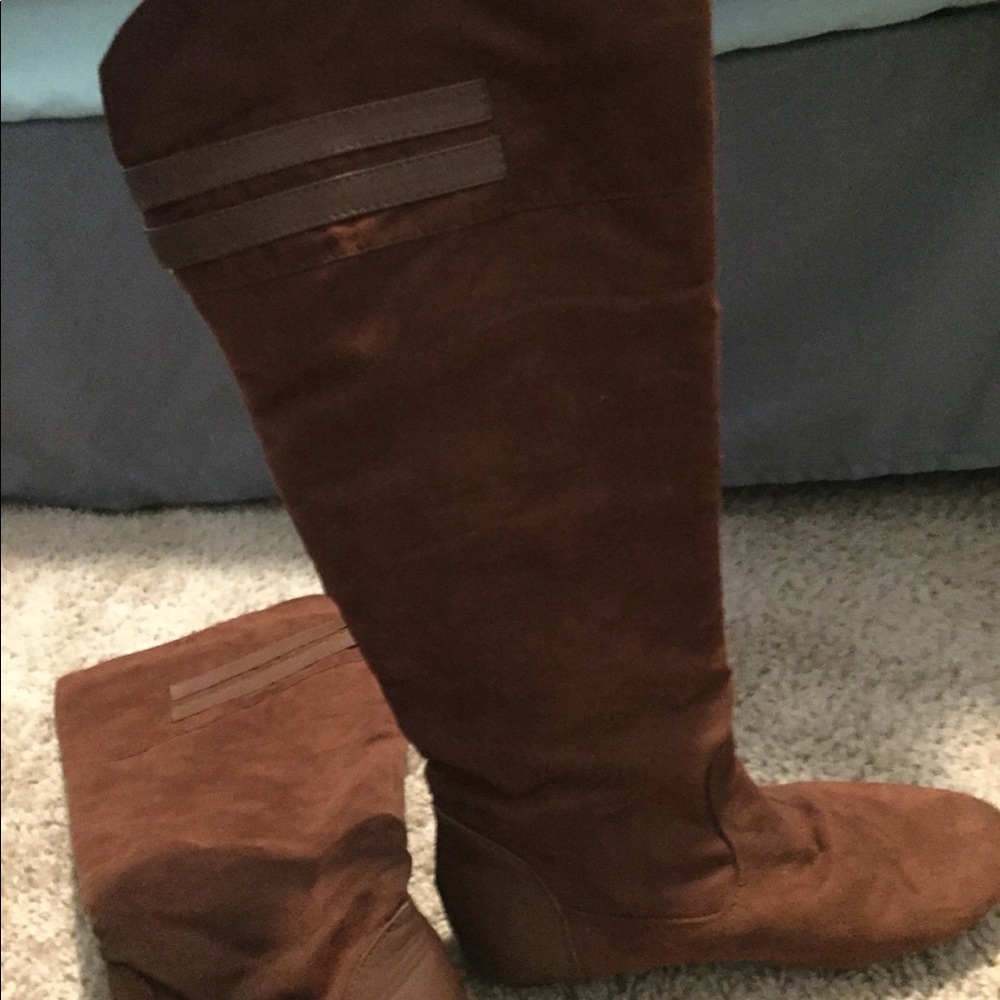 Golden Riding Boots - Picture 3 of 3